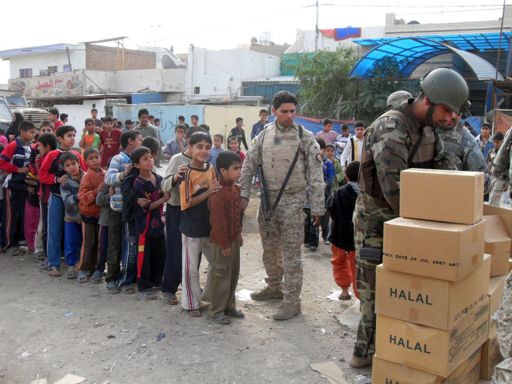 Regulars, Iraqi Army distribute meals to needy families in Sadr City